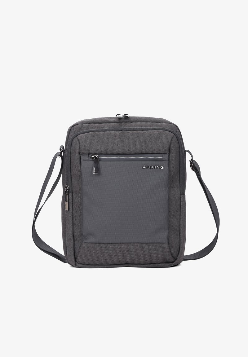 Graue Umhängetasche mit vorderer Reißverschlusstasche, verstellbarem Riemen und dem Markennamen "Aoking" auf der Vorderseite.