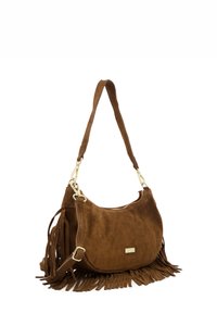 Hnědá nubuková kabelka s třásněmi, zlatými detaily a zakřiveným tvarem. Obsahuje ramenní popruh a zipové uzavírání nahoře.