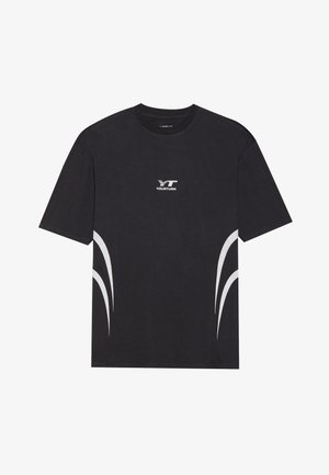 T-shirt nera in cotone con colletto rotondo, maniche corte e strisce curve bianche sui lati, con il logo "YOURTURN" sul petto.
