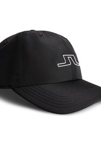 Svart keps tillverkad av textilmaterial med en böjd skärm, sex paneler och en vit broderad logotyp framtill.