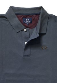 Ciemnoszara koszulka polo z bordowym podszyciem kołnierzyka, dwoma białymi guzikami oraz wyszywanym logo przedstawiającym dwa konie. Rozmiar średni.