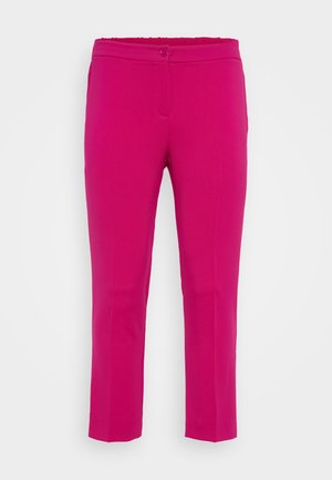 Pantalones fucsias hasta la rodilla con una textura suave, que presentan un cierre delantero con botón y dos bolsillos laterales. Ajuste entallado con piernas rectas.