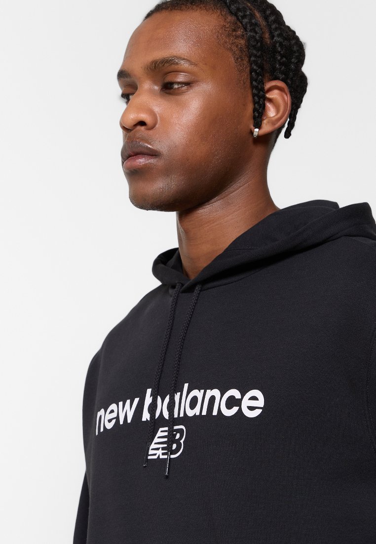 Schwarzer Kapuzenpullover mit einem weißen "new balance"-Logo, Kordelzugkapuze und einer lockeren Passform. Glatte, weiche Stofftextur.