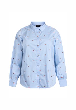 Camicia azzurro chiaro in cotone, con piccoli motivi a ciliegie. Maniche lunghe con polsini abbottonati, collo classico e vestibilità regolare.