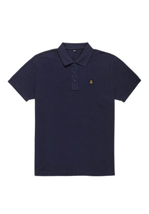 Polo blu navy a maniche corte con colletto, abbottonatura a tre bottoni e una piccola toppa rettangolare con logo sul petto a sinistra.