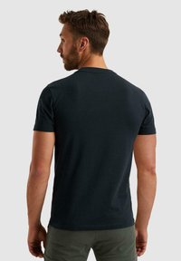 T-shirt in cotone nero, maniche corte, collo a giro, texture liscia, design aderente, retro semplice, senza motivi o dettagli visibili.