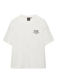 Tricou alb cu mânecă scurtă și text negru „FULL TIME VACATION CRENSHAW BOULEVARD LOS ANGELES 3773 CALIF.” pe partea stângă a pieptului, cu guler rotund.