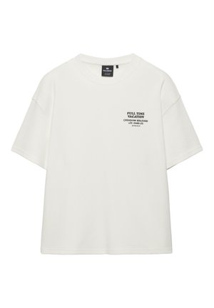 Weißes T-Shirt mit kurzen Ärmeln, schwarzer Schrift "FULL TIME VACATION CRENSHAW BOULEVARD LOS ANGELES 3773 CALIF." auf der linken Brust, Rundhalsausschnitt.