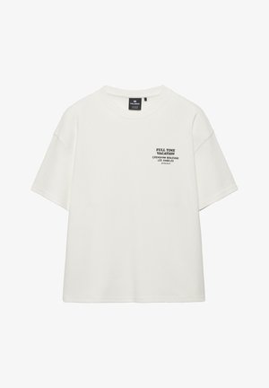 Wit T-shirt met korte mouwen en zwarte tekst "FULL TIME VACATION CRENSHAW BOULEVARD LOS ANGELES 3773 CALIF." op de linkerborst, ronde hals.