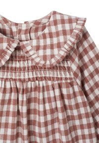 Baumwollkleid mit braun-weißer karierter Musterung, ausgestattet mit einem Rüschenkragen und einem gerafften Design im Oberteil.