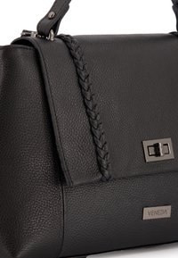 Schwarze Lederhandtasche mit geflochtenem Detail entlang des Deckels, einem silbernen Verschluss und einem Logo-Schild auf der Vorderseite. Strukturierte Oberfläche.