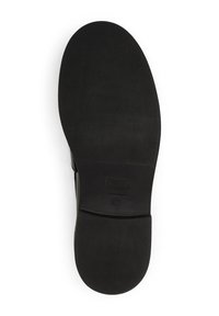 Semelle de chaussure noire avec une surface texturée, forme arrondie, talon plat et une étiquette de taille. Présente un bord lisse et un minimum de détails.