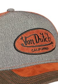 Cappellino da baseball grigio e arancione con visiera imbottita, dotato di una patch con logo ovale arancione e testo ricamato "Von Dutch California."