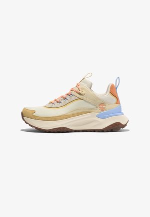 Beiga syntetiska sneakers med texturerade paneler, orangea och blå accenter, samt en tjock, vadderad sula med mönster i gummi.