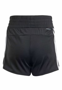 Pantalones cortos deportivos negros con cintura elástica, con franjas blancas a los lados y un logo en la parte posterior, fabricados con un material suave y ligero.