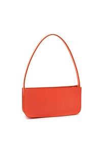 Rode leren schoudertas met een zachte textuur, rechthoekige vorm en een lange, dunne schouderriem. Voorzien van een ritsluiting aan de bovenkant.
