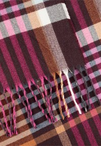 Mehrfarbener Karoschal in Pink-, Braun- und Grautönen. Mit fransigen Kanten und verschiedenen Texturen aus einem wollähnlichen Material.