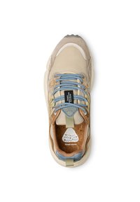 Béžové a hnědé tenisky s modrými tkaničkami, vyrobené z semišové a kožené materiálů, s polstrovaným jazykem a korkovou stélkou. Obsahují výraznou značkovou etiketu uvnitř.