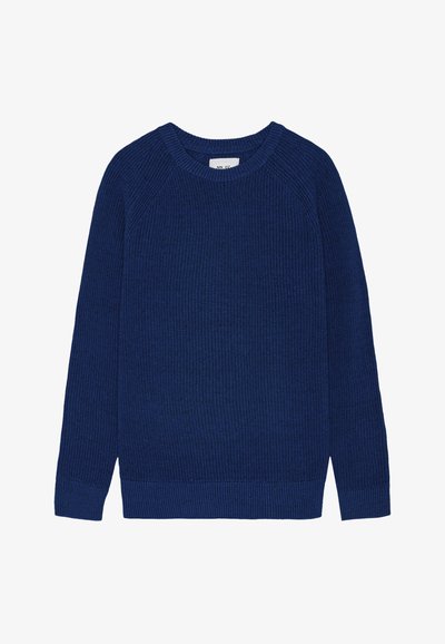 Navyblauer gerippter Strickpullover mit Rundhalsausschnitt, langen Ärmeln und dezenten seitlichen Schlitzen am Saum für mehr Bewegungsfreiheit.