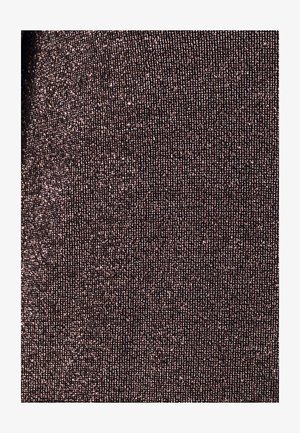 Tessuto marrone scuro con una superficie fine e strutturata, caratterizzato da una leggera lucentezza e righe verticali, ideale per abbigliamento o rivestimenti.