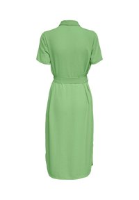 Robe chemise midi vert clair à manches courtes avec col et ceinture assortie, vue de dos sur fond blanc.
