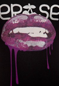 Schwarzer Stoff mit einer Grafik glänzender lila Lippen mit silbernen Akzenten, die am Rand lila tropfen, und fettem weißen Text darüber.