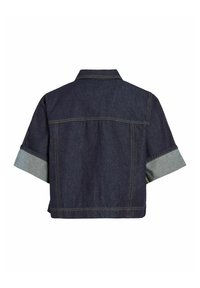 Jachetă cropped din denim albastru închis, cu mâneci scurte suflecate pentru a dezvălui căptușeala din denim mai deschis și detalii contrastante de cusături.