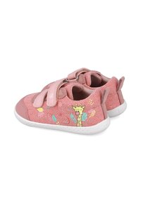 Zapatos de tela rosa con un patrón texturizado, que presentan una ilustración de jirafa y motivos de hojas. Equipados con dos correas de Velcro y suelas blancas.
