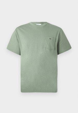 Tricou scurt din bumbac, de culoare verde deschis, cu mânecă scurtă, având un buzunar pe piept, decorat cu un mic logo brodat al unui crocodil.