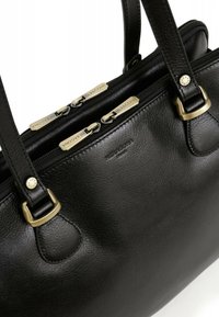 Borsa a tracolla in pelle nera con doppia cerniera e zip in metallo, manici rinforzati e finitura texture. Branding impresso sul davanti.