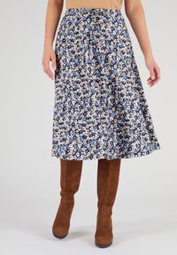 Gonna midi con stampa floreale in toni di blu e crema, realizzata in tessuto leggero, caratterizzata da un design plissettato e una vita elasticizzata.