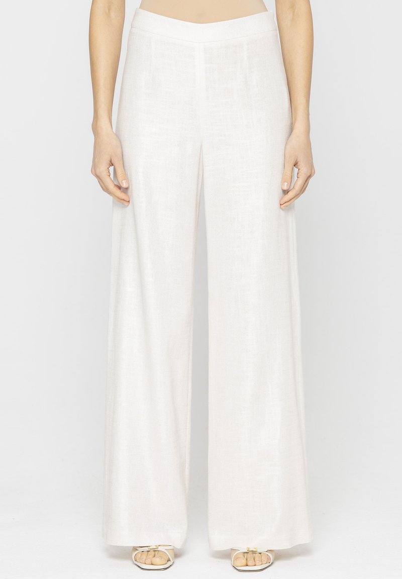 Szerokie, lekkie spodnie z lnu w jasnym białym kolorze. Posiadają gładki pas, subtelną fakturę i pełną długość.