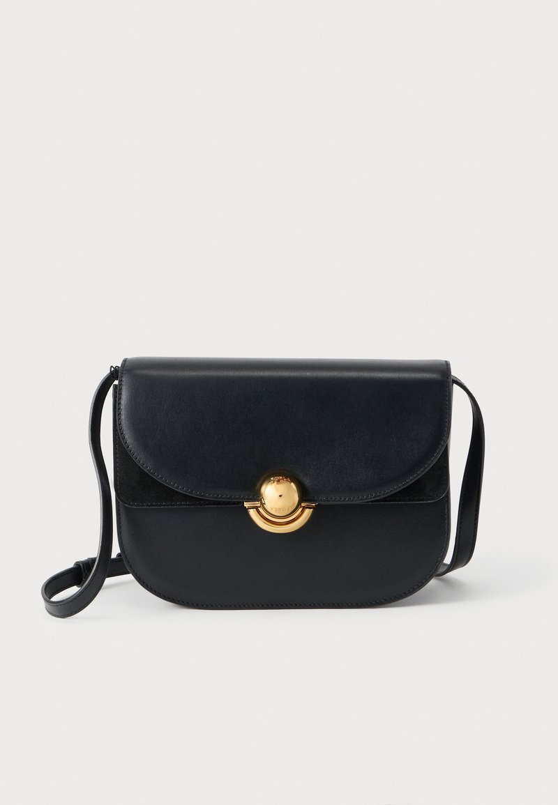 Sort læder crossbodytaske med buet klap og rund guldlås, med justerbar skulderrem, på hvid baggrund.