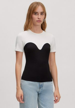 Zwart-wit shirt met korte mouwen en een hartvormige uitsnijding bij de buste. Fitted ontwerp, soepele textuur en zachte stof. Casual stijl.