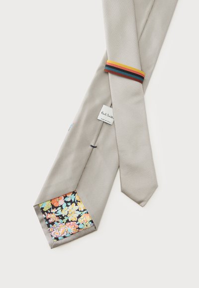 Cravate rayée gris clair avec doublure florale multicolore et une bande boucle avec des rayures horizontales jaune, rouge et bleu.