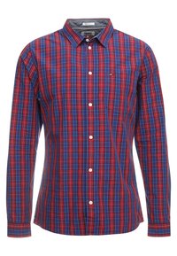 Camicia a maniche lunghe a scacchi rossi e blu con colletto a bottoni, dotata di una tasca sul petto e bottoni bianchi sul davanti.