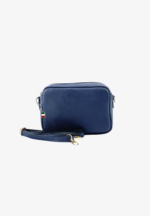 Donkerblauwe leren schoudertas met een gestructureerde afwerking, gouden hardware en een afneembare schouderband. Bevat een klein accent van de Italiaanse vlag.