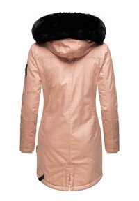 Roze gewatteerde jas met een zwarte nepbont capuchon, lange mouwen en een strikceintuur. Kenmerken zijn een rugventilatie en zijzakken.