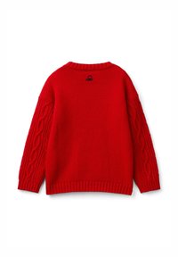 Maglione rosso lavorato a maglia con maniche a treccia e un piccolo logo nero ricamato sotto il colletto posteriore.