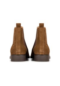 Botas Chelsea de ante marrón con un acabado suave, paneles laterales de elastano y una suela de goma resistente. La vista trasera muestra costuras contrastantes.