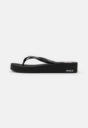 Tongs noires avec une semelle texturée et des lanières brillantes. Elles comportent un accent de logo sur le côté et un léger relevé de talon pour un confort accru.