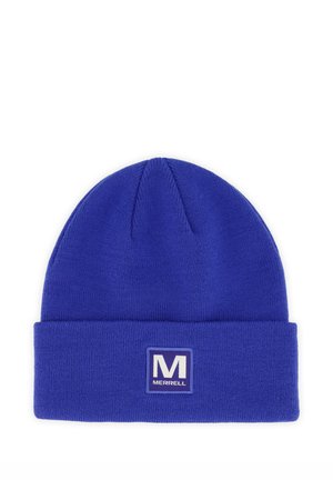 Gorro de punto azul con puño doblado y una parche cuadrado que muestra un texto blanco "M" y "Merrell" en el centro delantero.