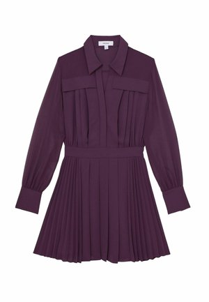 Abito lungo viola con maniche lunghe, colletto, due tasche sul petto, gonna plissè e vita aderente, realizzato in un tessuto liscio.