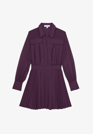 Fialové šaty s dlouhým rukávem a límečkem, dvěma náprsními kapsami, skládanou sukní a přiléhavým pasem, vyrobené z hladkého materiálu.