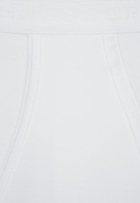 Weiße Baumwoll-Boxershorts mit einem weichen Bund, der ein dezentes eingeprägtes Logo trägt, glatter Textur und genähten Nähten für Langlebigkeit.