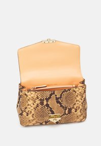 Torebka wykonana z wzoru python w odcieniach brązu i beżu, z zapięciem w kolorze złotym. Wnętrze wyłożone jest miękką, jasnobeżową podszewką i ma kieszeń na zamek.