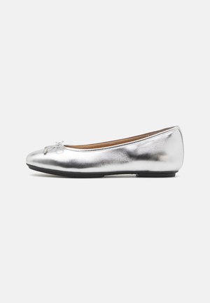 Zilveren ballet flats met een metallic afwerking, ronde neus, decoratieve strik aan de voorkant en een zwarte rubberen zool. Gladde textuur.