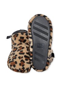 Chaussons en polaire à imprimé léopard avec semelles en caoutchouc noir, un chausson montrant la semelle texturée et l'étiquette de taille 38/39.