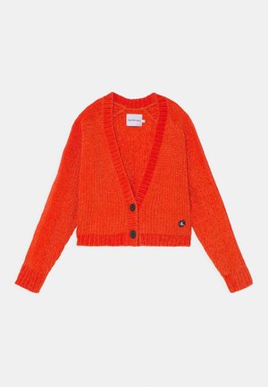 Rød cropped cardigan med tekstureret strik, V-hals design, ribbede manchetter og to sorte knapper foran. Har et logo på kanten.