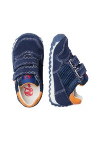 Námořnické modré dětské boty s perforovanými bočními částmi, akcenty z nubukové kůže, dvěma suchými zipy a texturovanou gumovou podrážkou. Vnitřek je zdobený oranžovými detaily.